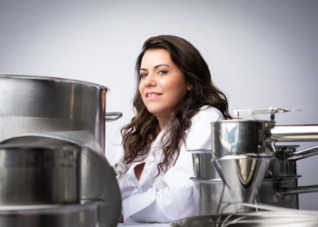 Janaína Torres cria pizza exclusiva para comemorar os 25 anos da Baco