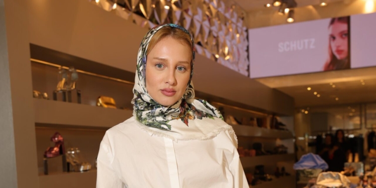 Malu Borges e Schutz recebem convidadas para almoço de dia das mães