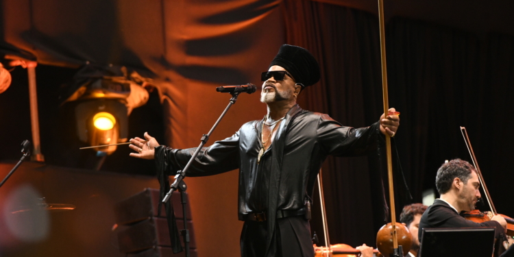 Orquestra Ouro Preto e Carlinhos Brown apresentam concerto na Praia de Copacabana