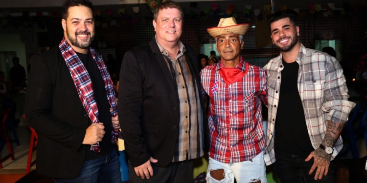 Romário celebra XVI Arraiá do Baixola em sua residência na Barra da Tijuca