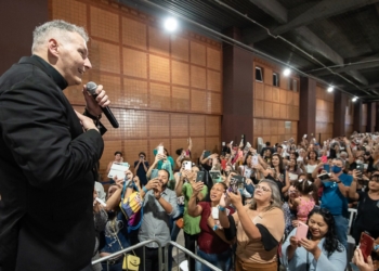 Padre Marcelo Rossi realiza dia de autógrafos no Pátio Brasil