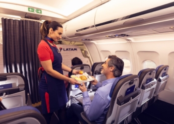 LATAM recebe prêmio internacional pelo melhor serviço de bordo