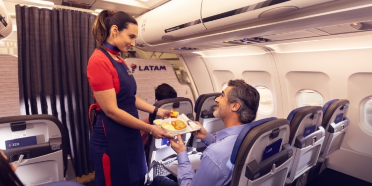 LATAM recebe prêmio internacional pelo melhor serviço de bordo