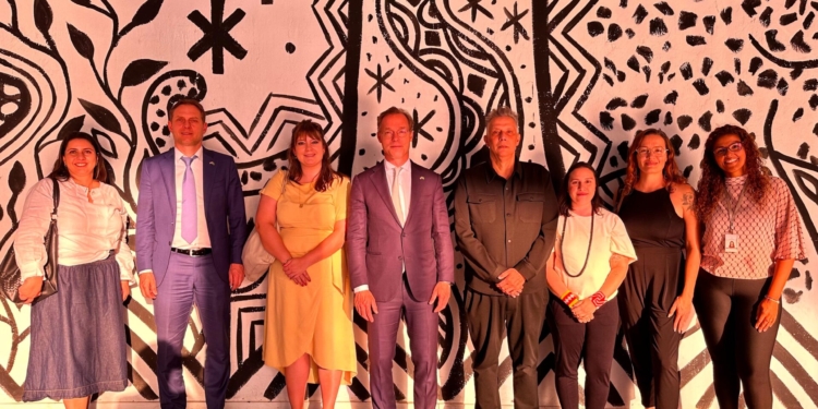 Príncipe Jaime de Bourbon de Parme visita o Memorial dos Povos Indígenas