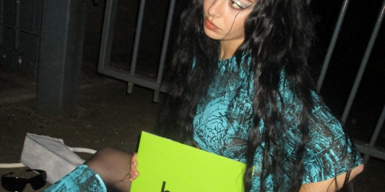 Verde Brat: novo álbum de Charli XCX define cor tendência em 2024