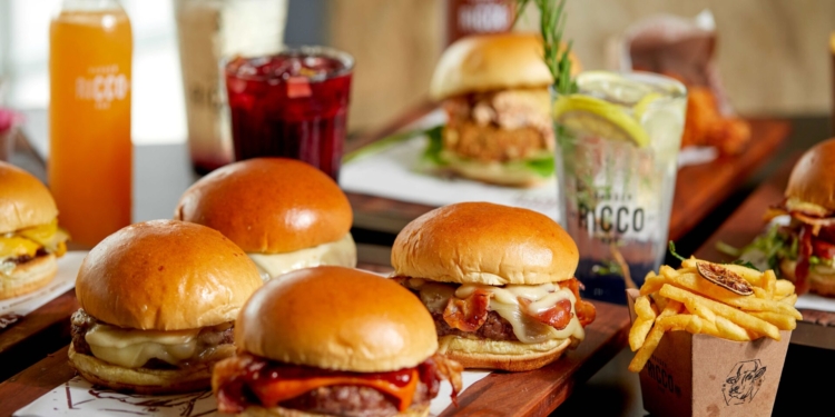 Ricco Burger comemora sete anos de funcionamento com ação social