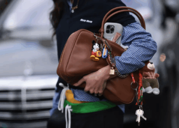 Divertidas: bolsas cheias de penduricalhos são a nova tendência