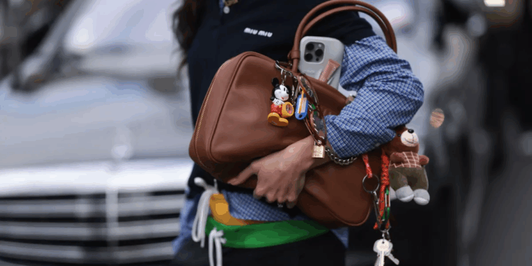 Divertidas: bolsas cheias de penduricalhos são a nova tendência