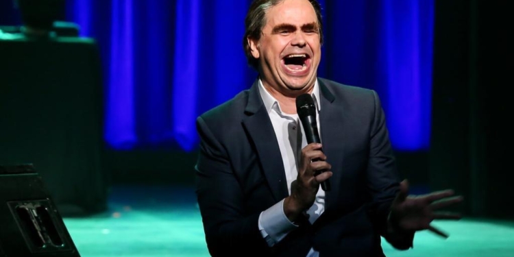 Aragon recebe stand up comedy com Carioca