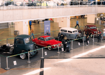 Aeroporto de Brasília recebe mostra de automóveis antigos no saguão de desembarque