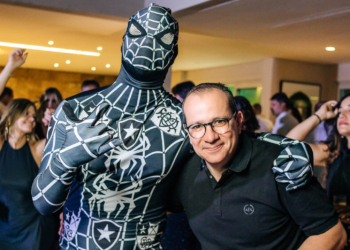 João Paulo Menna Barreto celebra aniversário ao lado de convidados ilustres no Lago Sul
