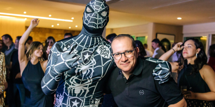 João Paulo Menna Barreto celebra aniversário ao lado de convidados ilustres no Lago Sul