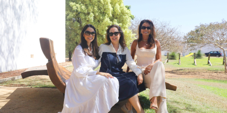 Membros do Casapark Prime visitam a mostra de Hugo França na Galeria Karla Osório