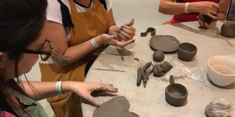 CASACOR oferece oficina de cerâmica e programação musical