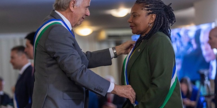 Margareth Menezes recebe Ordem do Mérito da Defesa durante celebração dos 25 anos do Ministério da Defesa
