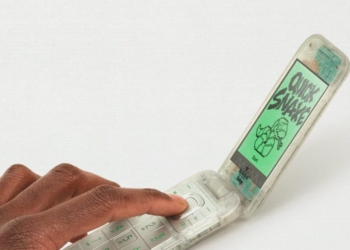 Heineken lança o Boring Phone, celular que promove a socialização para mais encontros fora das telas