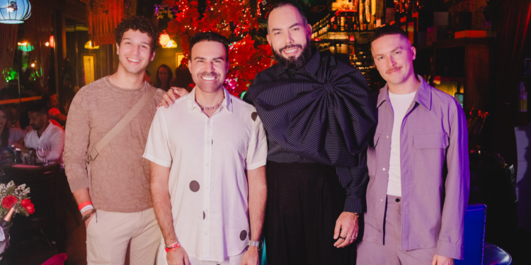 Jornalista Gustavo Roccha brinda a chegada da nova idade em evento no restaurante Universal