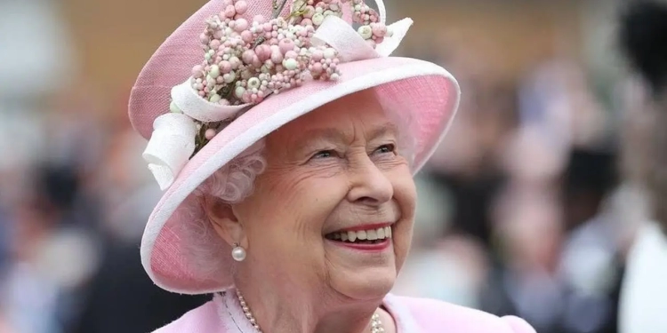 2 anos sem Elizabeth II: família real presta homenagem à rainha