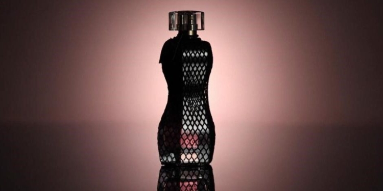 O Boticário expande portfólio de perfumaria feminina com novo Glamour Secrets Black Intense