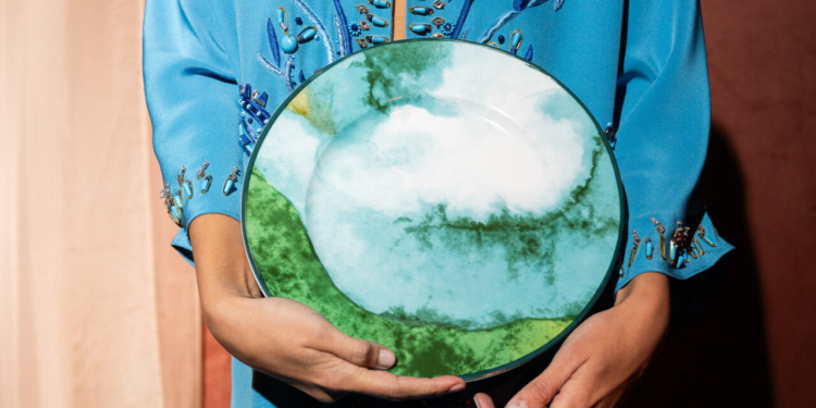 Tania Bulhões e Instituto Inhotim lançam collab exclusiva de louças