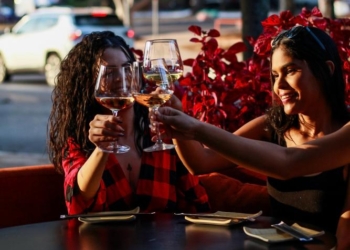 Sunsaki oferece open bar de vinho e sakê para mulheres