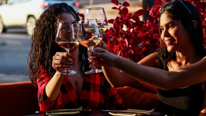 Sunsaki oferece open bar de vinho e sakê para mulheres