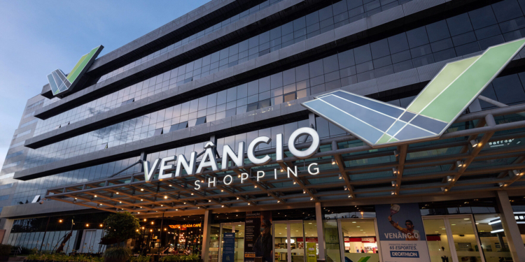 Venâncio Shopping promove adoção responsável de cães e gatos