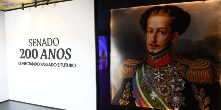 Senado celebra 200 anos com exposição interativa e imersiva