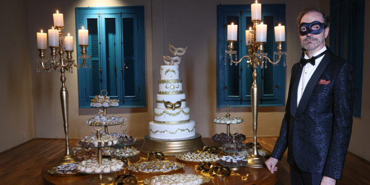 Amador Outerelo celebra aniversário com baile de máscaras no Rio de Janeiro