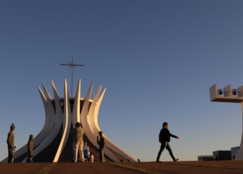 Festa de Nossa Senhora Aparecida, padroeira de Brasília, reúne centenas na Esplanada dos Ministérios
