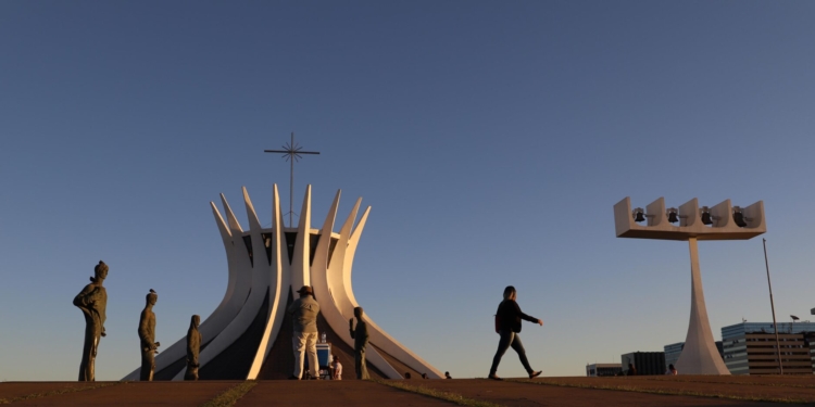 Festa de Nossa Senhora Aparecida, padroeira de Brasília, reúne centenas na Esplanada dos Ministérios