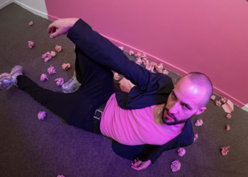 Rafael da Escóssia realiza visita mediada à mostra “Garotão de prata e regatinha sobre rosa choque”