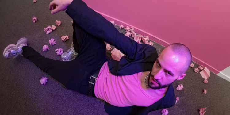 Rafael da Escóssia realiza visita mediada à mostra “Garotão de prata e regatinha sobre rosa choque”