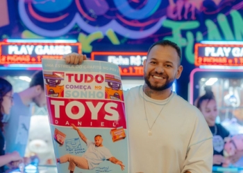 Artista Toys é homenageado na calçada da fama do Pier 21