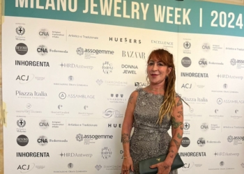 Designer brasiliense brilha na Semana de Joalheria de Milão com peça inspirada na cultura indígena