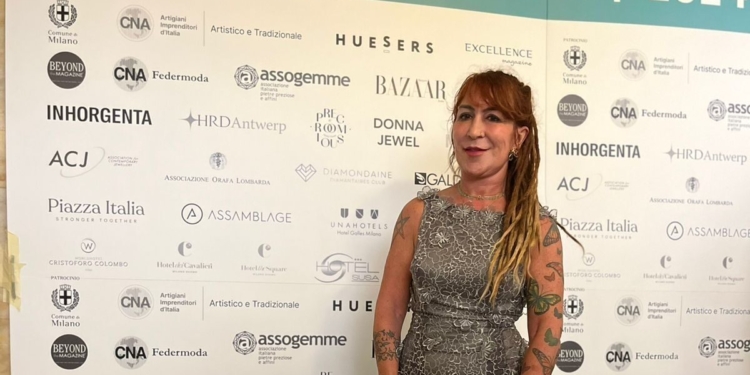 Designer brasiliense brilha na Semana de Joalheria de Milão com peça inspirada na cultura indígena