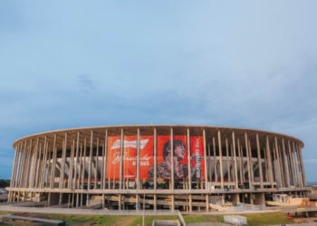 Com banner gigante na Arena BRB Mané Garrincha, Budweiser celebra a chegada de Bruno Mars em Brasília