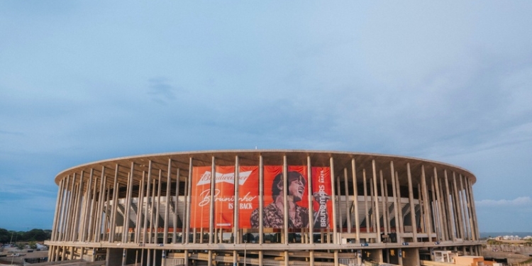 Com banner gigante na Arena BRB Mané Garrincha, Budweiser celebra a chegada de Bruno Mars em Brasília