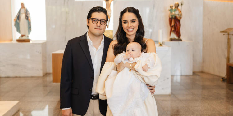 Filha de Ana Carolina Valença e Caetano Tonet Camargo é batizada na Paróquia Perpétuo Socorro