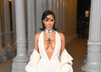 Kim Kardashian arrasa e chama atenção com colar da Lady Di