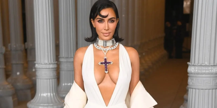 Kim Kardashian arrasa e chama atenção com colar da Lady Di