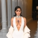 Kim Kardashian arrasa e chama atenção com colar da Lady Di