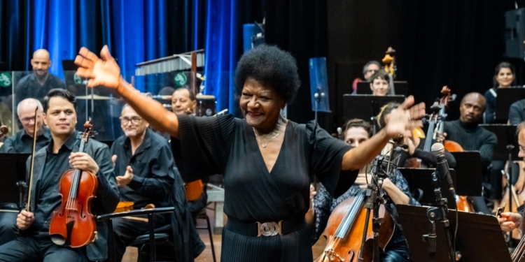 Alaíde Costa e Orquestra Sinfônica do Teatro Nacional encantam Brasília no retorno do Circuito Pixinguinha