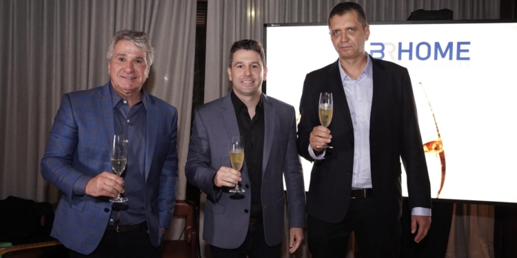 BR Home Construtora é inaugurada em evento para convidadaos no Lago Restaurante