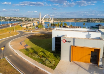 JADERALMEIDA Brasília apresenta exposição “Dinna 20 Anos” e lançamento de novo Report da marca