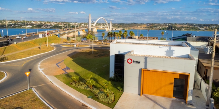 JADERALMEIDA Brasília apresenta exposição “Dinna 20 Anos” e lançamento de novo Report da marca