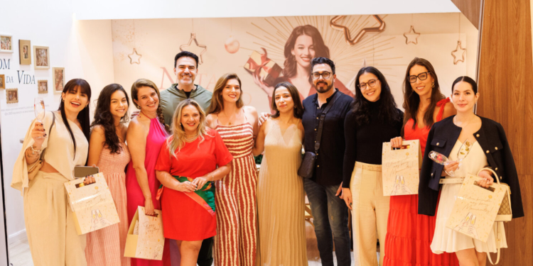 Boulevard Shopping recebe influenciadores para lançamento do Natal 2024 e oficina de arte em taças de cristais