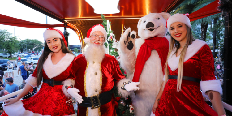 Casapark recebe a Caravana Iluminada de Natal da Coca-Cola com Cortejo Natalino da Cia Neia e Nando