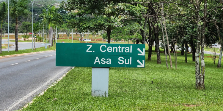 Você sabe como são criadas as placas que sinalizam e dão identidade à capital federal?