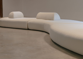 +55design apresenta sofá ‘Simples Assim’ com módulos inteligentes e curvas elegantes